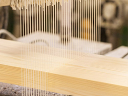 заготовки проходя через линию нанесения клея