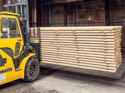 доски проходят сушку в сушильной камере